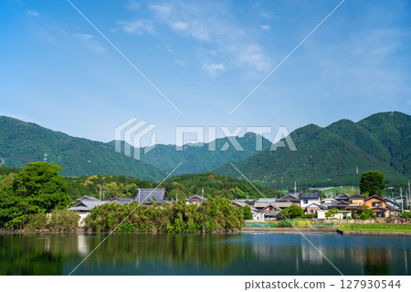 Fresh greenery at Minamijigami Pond (commonly known as Jiji Pond) in Mizusawa Town, Yokkaichi City, Mie Prefecture 127930544