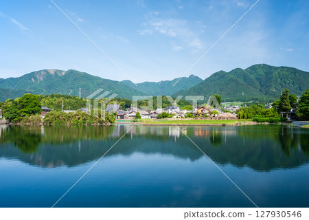 Fresh greenery at Minamijigami Pond (commonly known as Jiji Pond) in Mizusawa Town, Yokkaichi City, Mie Prefecture 127930546