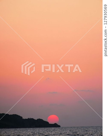 Sunset at Yonaha Beach (Miyakojima, Okinawa Prefecture) 127930569