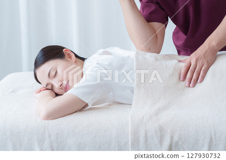 一名婦女在整骨診所接受治療 127930732