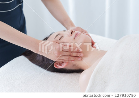 一位女士去美容院 127930780