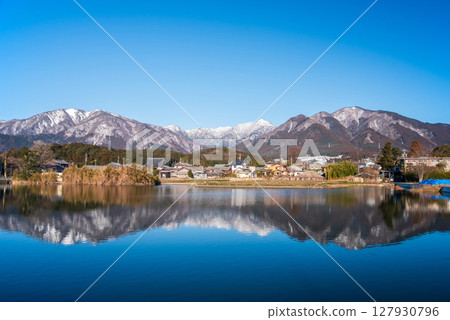 Winter scenery of Minamijigami Pond (commonly known as Jiji Pond) in Mizusawa-cho, Yokkaichi City, Mie Prefecture 127930796