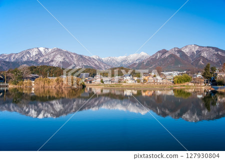 Winter scenery of Minamijigami Pond (commonly known as Jiji Pond) in Mizusawa-cho, Yokkaichi City, Mie Prefecture 127930804
