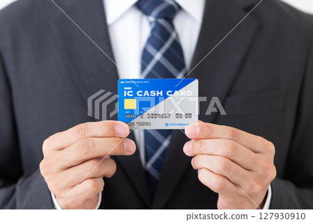 一位西裝革履的中年男性商人，手上拿著銀行IC卡 127930910