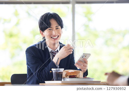 一名年輕人透過手機點餐 127930932