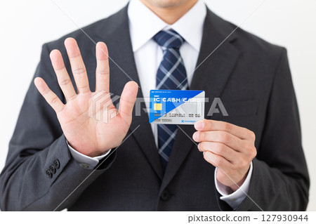 一位西裝革履的中年男性商人，手裡拿著銀行IC卡，伸出五根手指 127930944