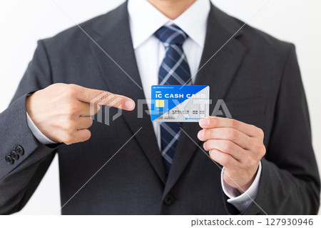 一位西裝革履的中年男性商人，手上拿著銀行IC卡 127930946