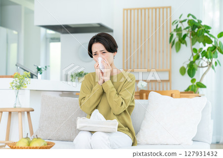 一名患有花粉熱的中年婦女 127931432