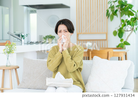 Middle-aged woman with hay fever 127931434
