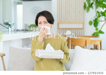 一名患有花粉熱的中年婦女 127931435