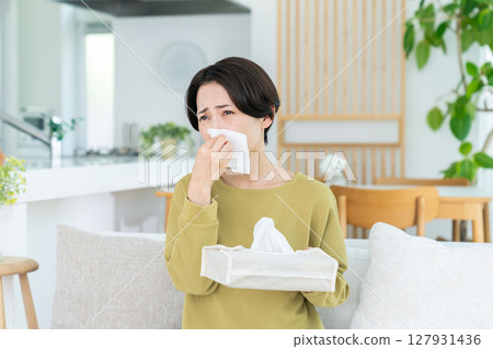 一名患有花粉熱的中年婦女 一名患有花粉熱的中年婦女 127931436