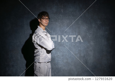 一個雙臂交叉的男人 127931620