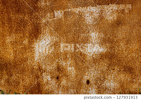 Rusty metal surface with extensive discoloration outdoors 127931913