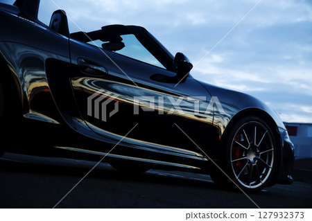 閃亮的黑色敞篷車 閃亮的黑色敞篷車 127932373