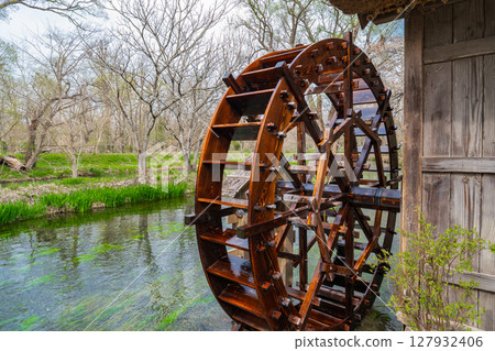 長野縣安曇野市蓼川的清澈河水和水車 127932406