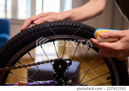 Important Steps for Effectively Cleaning and Properly Maintaining a Bicycle Wheel 127932592