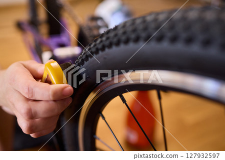 Important Steps for Effectively Cleaning and Properly Maintaining a Bicycle Wheel 127932597