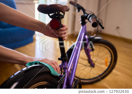 Important Steps for Effectively Cleaning and Properly Maintaining a Bicycle Wheel 127932630