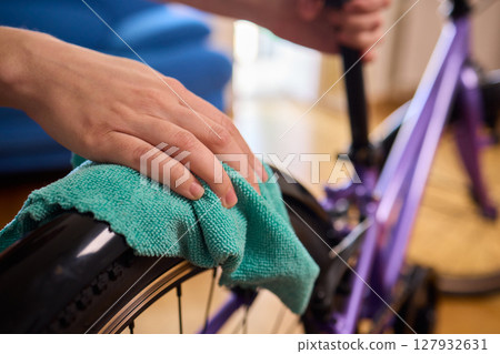 Important Steps for Effectively Cleaning and Properly Maintaining a Bicycle Wheel Important Steps for Effectively Cleaning and Properly Maintaining a Bicycle Wheel 127932631