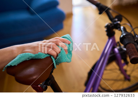 Important Steps for Effectively Cleaning and Properly Maintaining a Bicycle Wheel Important Steps for Effectively Cleaning and Properly Maintaining a Bicycle Wheel 127932633