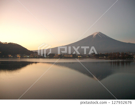 Fuji at dawn from Kawaguchiko Bridge (Fujikawaguchiko Town, Yamanashi Prefecture) 127932676