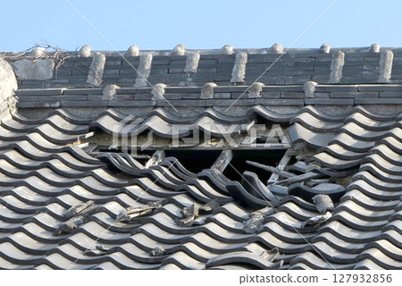 屋頂瓦片破損 屋頂瓦片破損 127932856