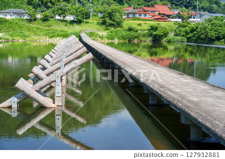 <Shimane Prefecture> A view of a submerged bridge over the Hii River <Shimane Prefecture> A view of a submerged bridge over the Hii River 127932881