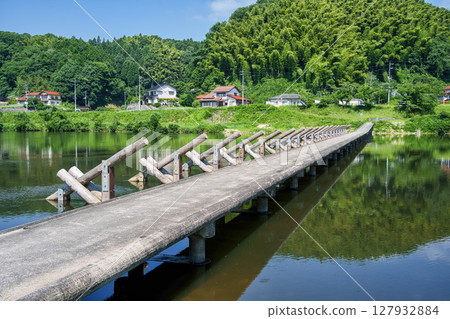 <島根縣>飛井川上的一座沉沒橋的景色 127932884