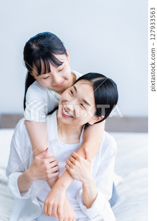 Mom and daughter skinship Mom and daughter skinship 127933563