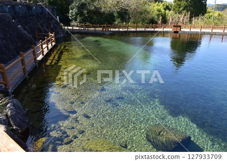 鹿兒島縣霧島山麓丸池湧水泉水池塘 鹿兒島縣霧島山麓丸池湧水泉水池塘 127933709