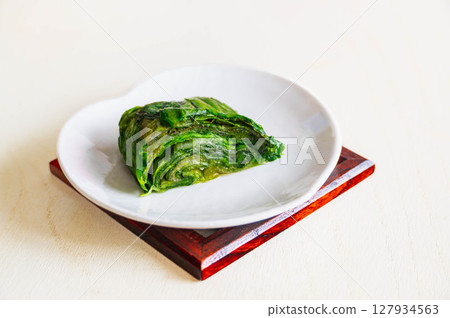 Lettuce and pickled green shiso 127934563