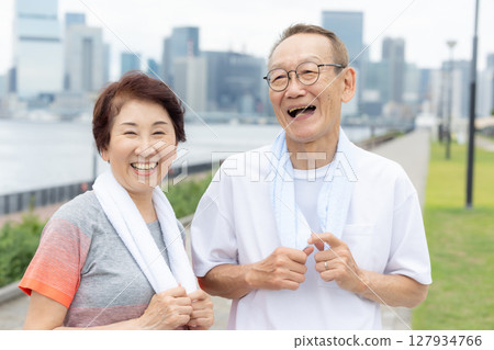 Senior men and women wearing sportswear Senior men and women wearing sportswear 127934766