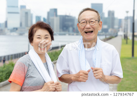 Senior men and women wearing sportswear 127934767