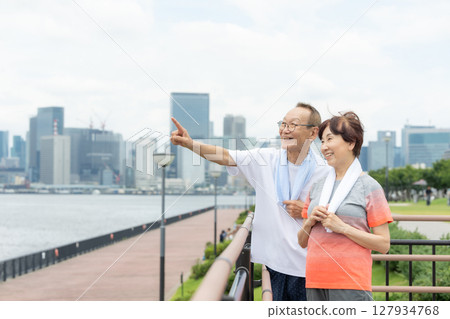 Senior men and women wearing sportswear 127934768