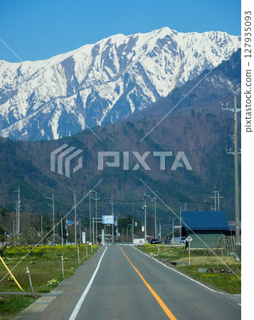Spring tourist attraction: farms in Hakuba, Nagano Prefecture and snowy scenery of the Tateyama mountain range Spring tourist attraction: farms in Hakuba, Nagano Prefecture and snowy scenery of the Tateyama mountain range 127935093