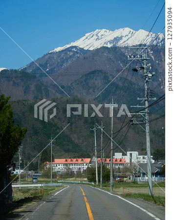 春季旅遊勝地：長野縣大町阿爾卑斯山脈的農家樂和立山山脈的雪景 127935094