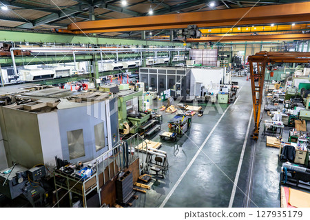 Aerial view of the inside of a factory with rows of machine tools 127935179
