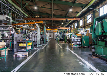 工廠內機床排列整齊 127935187