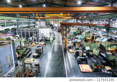 工廠內部鳥瞰圖，工廠內擺滿了成排的工具機 127935190