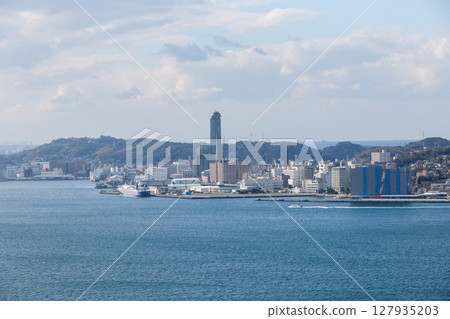 北九州市：從門司港懷舊展望室眺望下關市，眺望海峽夢塔 127935203