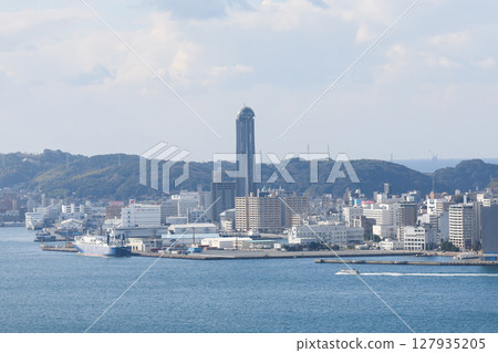 北九州市:從門司港懷舊展望室眺望下關市,眺望海峽夢塔 北九州市:從門司港懷舊展望室眺望下關市,眺望海峽夢塔 127935205