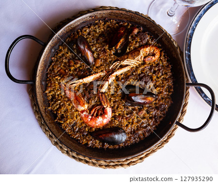Top view of paella marinera 127935290
