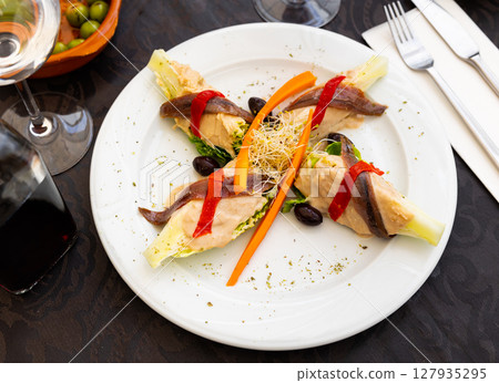 Romaine lettuce hearts with sauce of goat cheese sauce with honey and walnuts 127935295