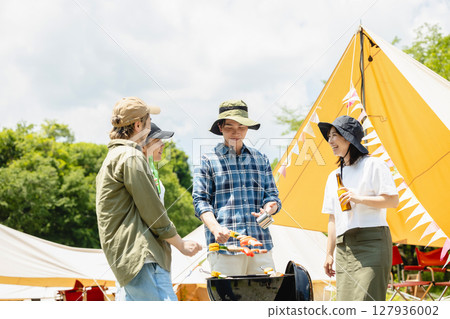 男性和女性燒烤 男性和女性燒烤 127936002