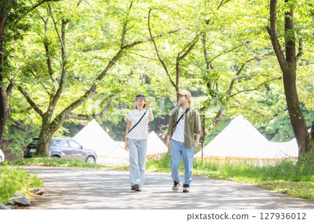 走在新綠色的夫婦 走在新綠色的夫婦 127936012