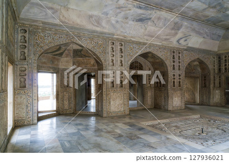 Agra Fort (Lal Qila), India 127936021
