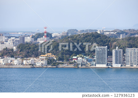 從福岡縣北九州市門司港懷舊展望室眺望下關赤間神社 從福岡縣北九州市門司港懷舊展望室眺望下關赤間神社 127936123