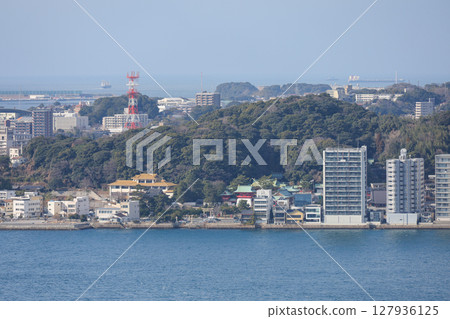 從福岡縣北九州市門司港懷舊展望室眺望下關赤間神社 127936125