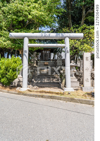Hirota Shrine, the guardian of the group of shrines on the Saigoku Kaido road (Nishinomiya), is a branch shrine of Sae Shrine, which has the power to protect from enemies. 127936499
