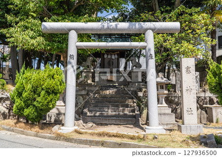 Hirota Shrine, the guardian of the group of shrines on the Saigoku Kaido road (Nishinomiya), is a branch shrine of Sae Shrine, which has the power to protect from enemies. Hirota Shrine, the guardian of the group of shrines on the Saigoku Kaido road (Nishinomiya), is a branch shrine of Sae Shrine, which has the power to protect from enemies. 127936500